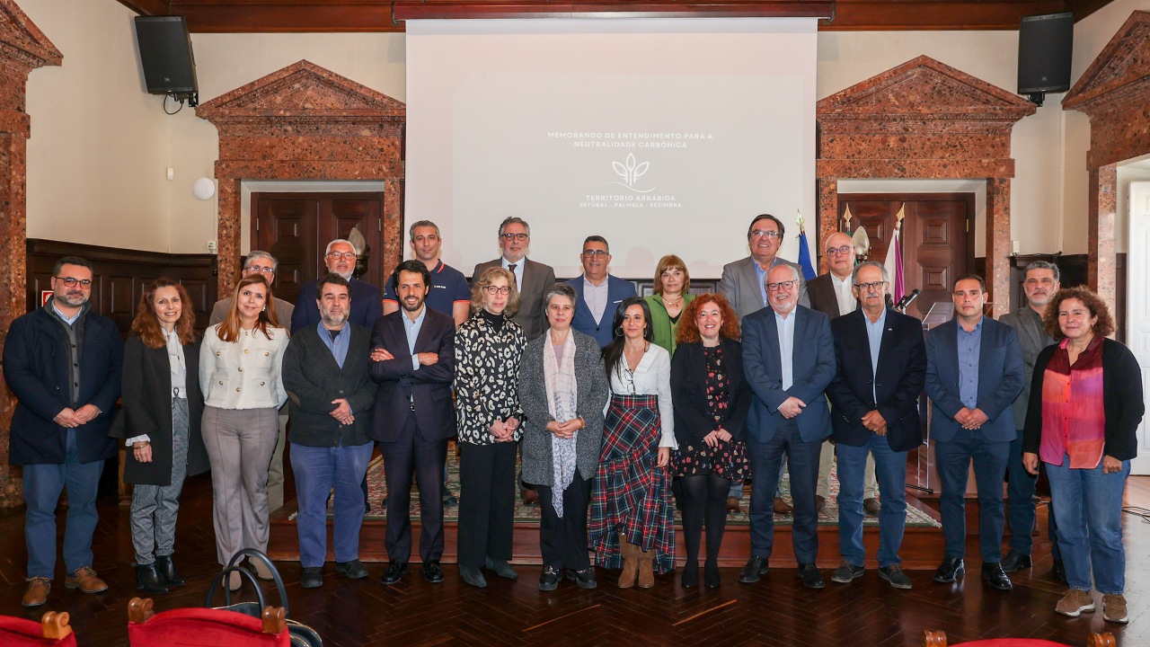 Municípios assinam o seu compromisso com a descarbonização do território